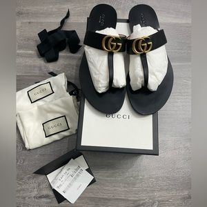 Gucci leather thong sandal with double G